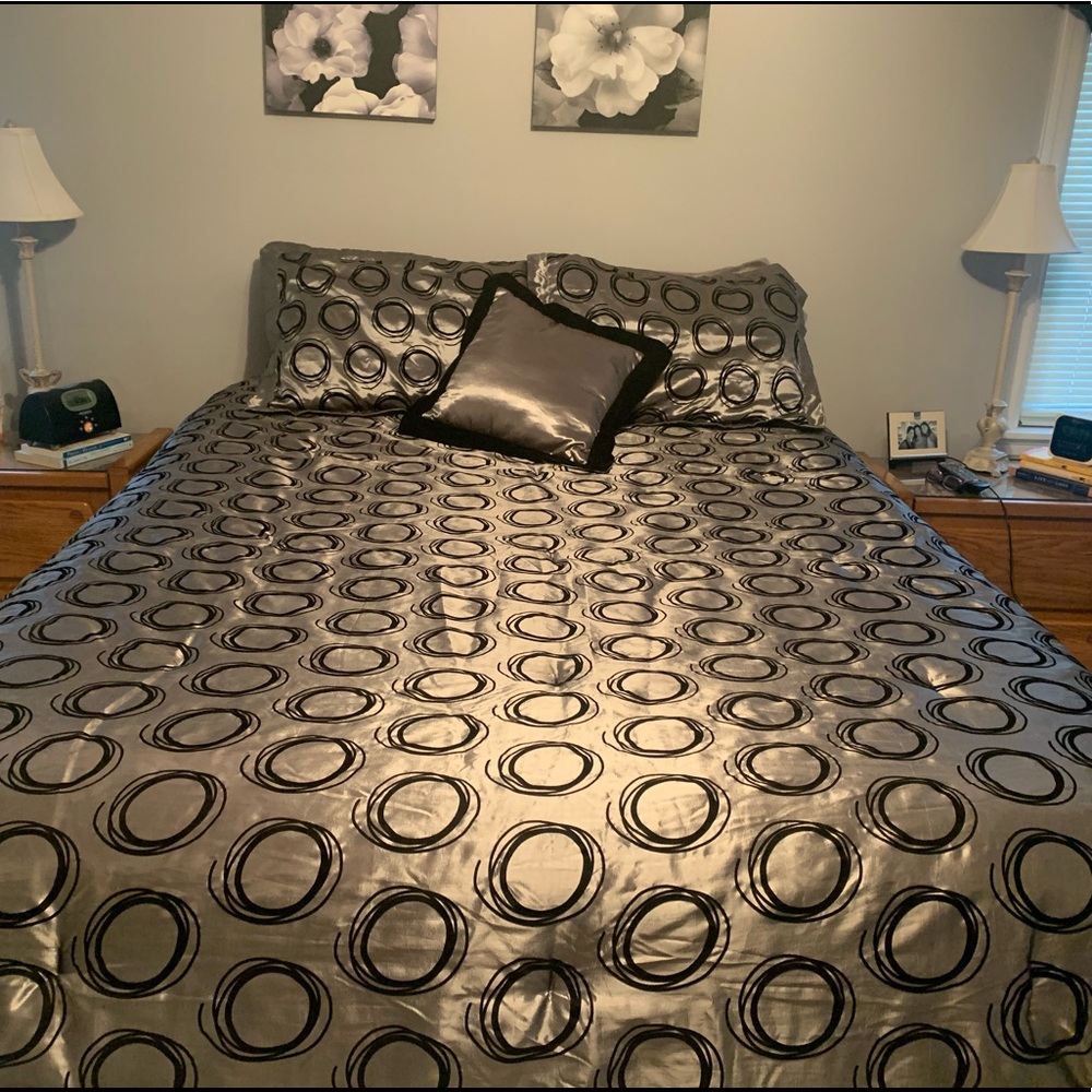 Queen comforter, 2 matching shams & 1 pillow